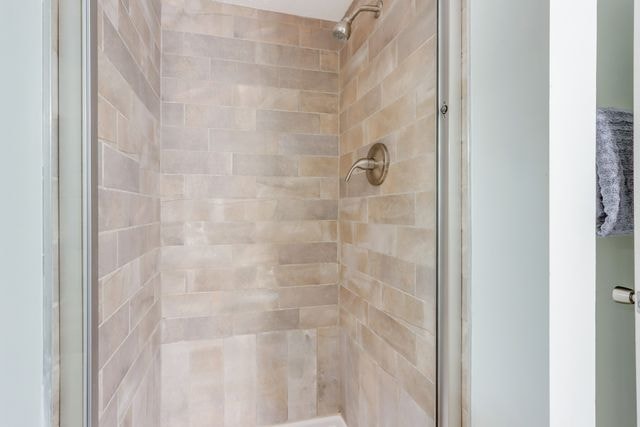 Bale Inn bathroom with tiled shower