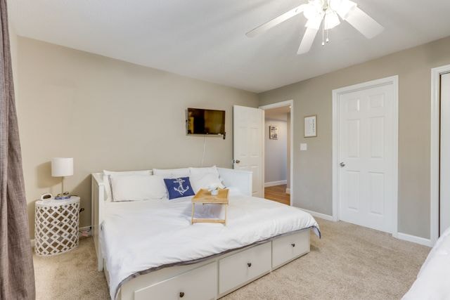 Bale Inn master bedroom with anchor decor